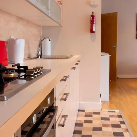 Modern & Spacious 2 Bedroom In The Heart Of Апартаменты