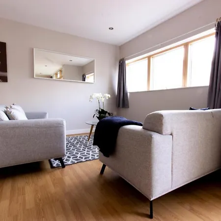 Modern & Spacious 2 Bedroom In The Heart Of *