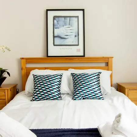 Modern & Spacious 2 Bedroom In The Heart Of