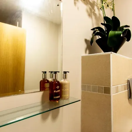 Modern & Spacious 2 Bedroom In The Heart Of 公寓