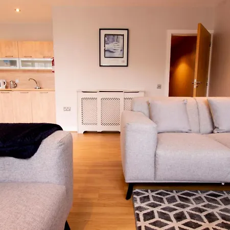 Modern & Spacious 2 Bedroom In The Heart Of Daire *
