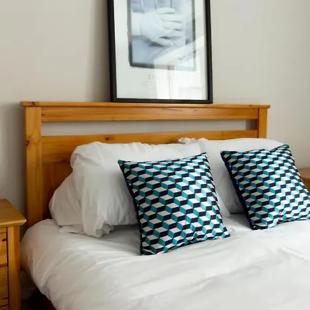 Modern & Spacious 2 Bedroom In The Heart Of Daire